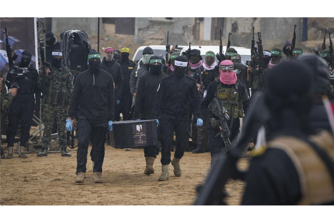 Hamas übergibt tote israelische Geiseln Die Hamas hat die Leichen von vier Geiseln übergeben.