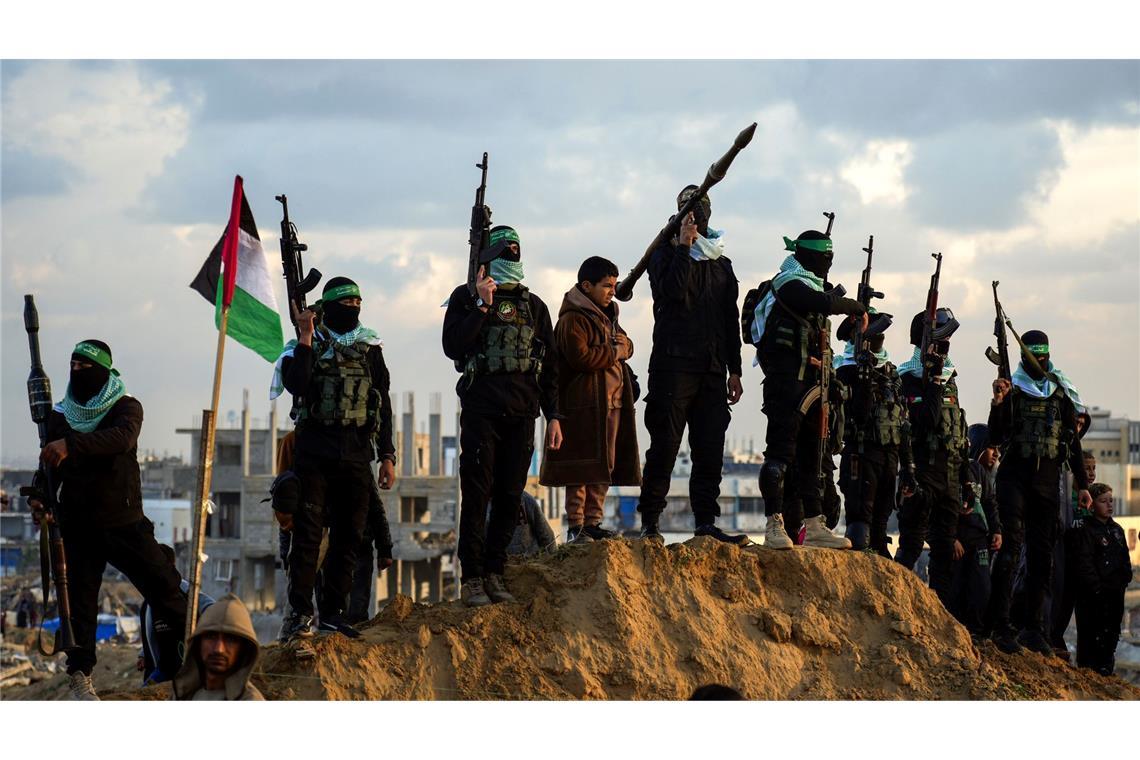 Wut in Israel: Hamas übergibt andere Leiche als vereinbart Die Hamas hat laut Israel mit der Übergabe einer nicht identifizierten Leiche gegen die Waffenruhe-Vereinbarung verstoßen.