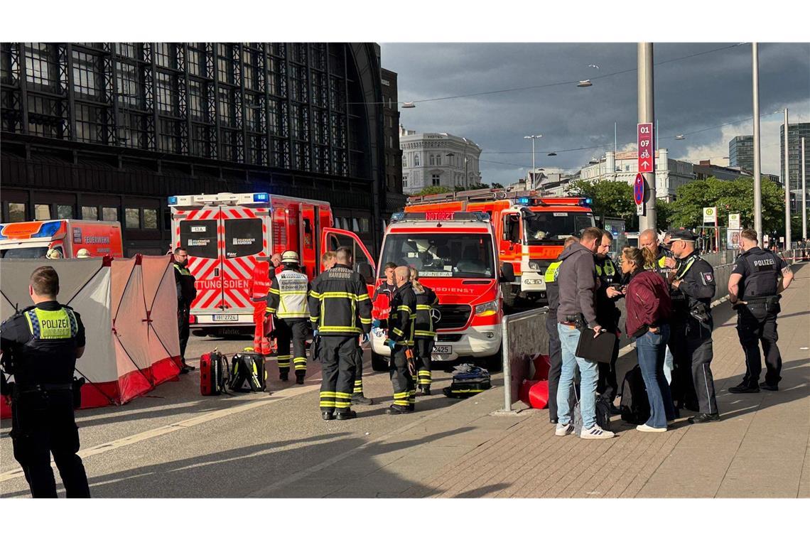 Merz bestürzt über Messerangriff in Hamburg mit vielen Verletzten Die Hamburger Polizei teilte auf der Social-Media-Plattform X mit, dass eine Person „mehrere Menschen mit einem Messer am Hauptbahnhof verletzt“ habe.