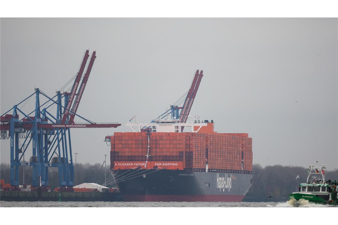 Reederei Hapag-Lloyd verdient gut trotz Konjunkturflaute Die Hamburger Traditionsreederei Hapag-Lloyd hat im laufenden Jahr gut verdient. Wegen einer überraschend gestiegenen Nachfrage und höheren Frachtraten kam in den ersten neun Monaten ein Gewinn von rund 1,7 Milliarden Euro zusammen. (Archivbild)