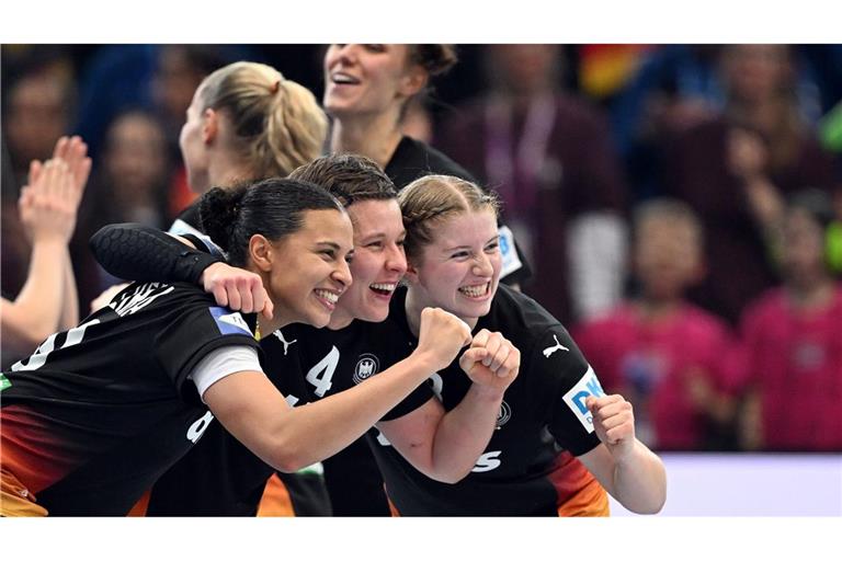 Die Handballerinnen Aimee von Pereira  (unten, l-r), Alina Grijseels (Deutschland) und Nina Engel (Deutschland) feiern den Sieg über Brasilien.