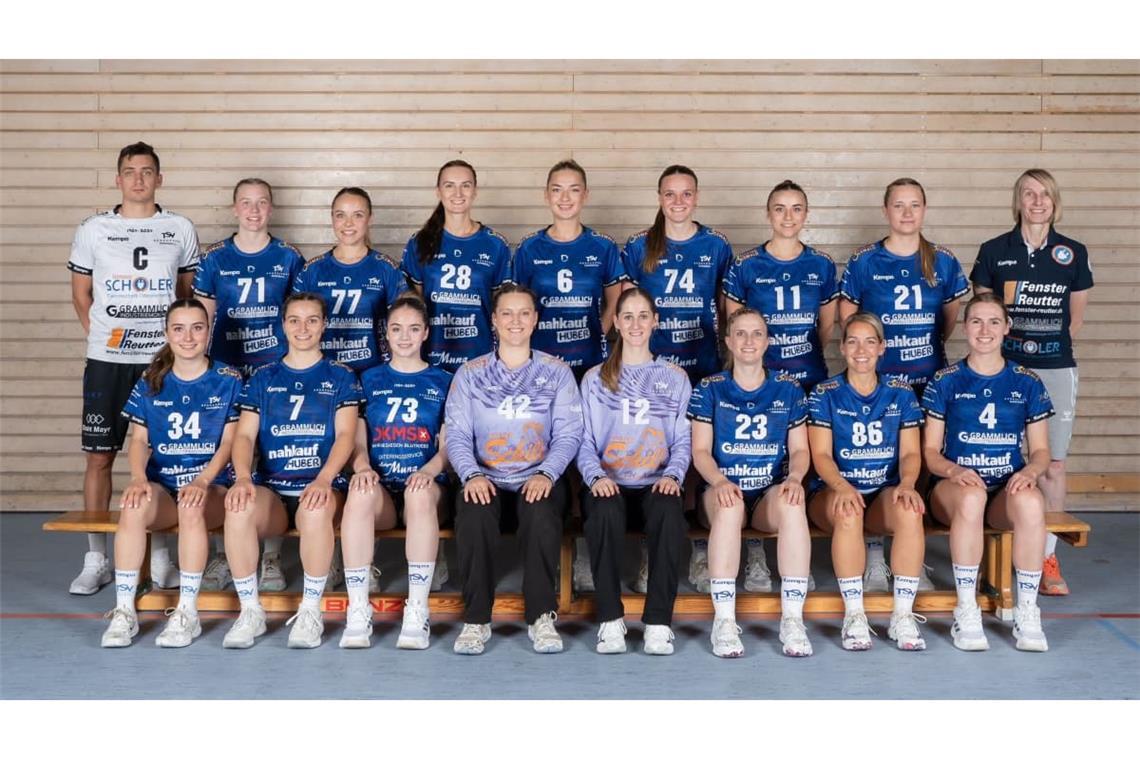 Die Handballerinnen des TSV Denkendorf mit Trainer Christoph Hönig (ganz links) treten in Herbrechtingen an&nbsp;– die Denkendorfer Männer auch, ebenfalls mit Christoph Hönig.