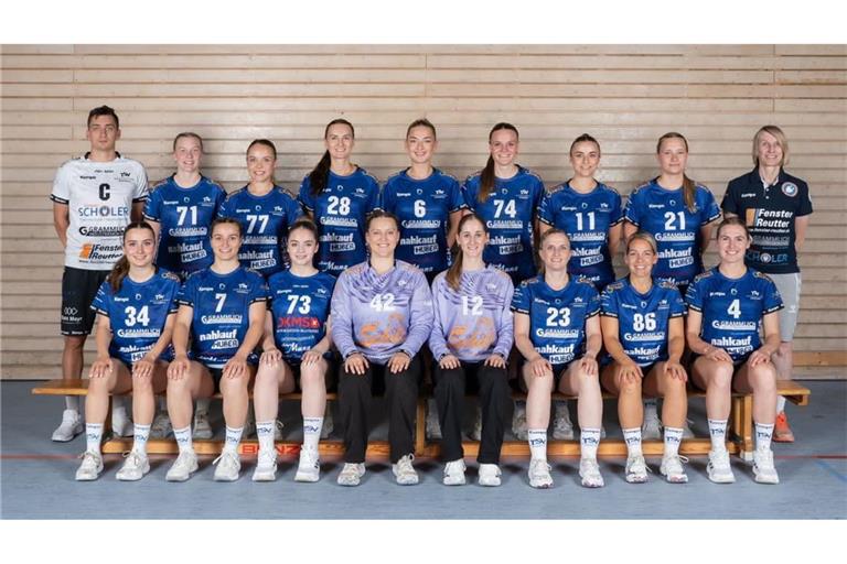 Die Handballerinnen des TSV Denkendorf mit Trainer Christoph Hönig (ganz links) treten in Herbrechtingen an&nbsp;– die Denkendorfer Männer auch, ebenfalls mit Christoph Hönig.