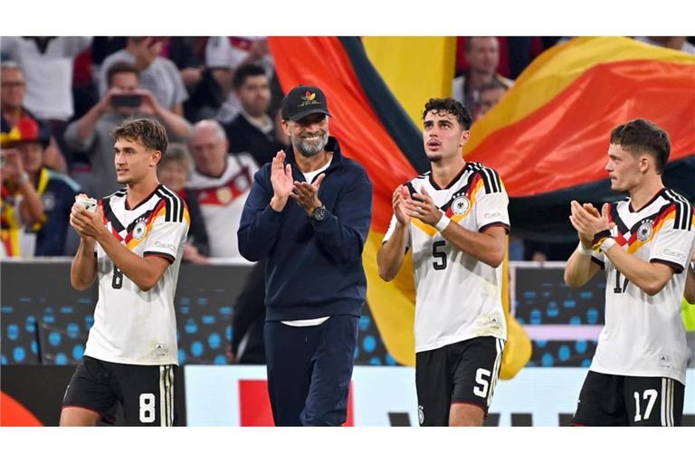 Die Hauptakteure bedanken sich bei den Fans: Tom Bischof, Bundestrainer Jürgen Klopp, Aleksandar Pavlovic und Florian Wirtz (von links) nach dem 2:0-Sieg gegen Serbien.