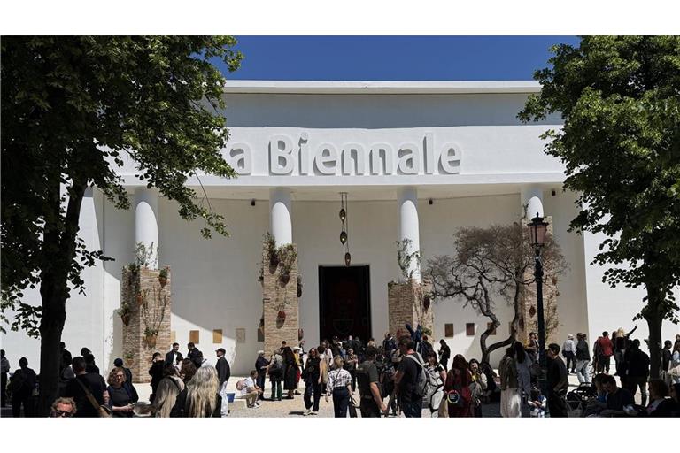 Die Hauptausstellung im zentralen Pavillon der Giardini und den historischen Werftanlagen des Arsenale versucht, „Räume des Zuhörens“ zu schaffen.