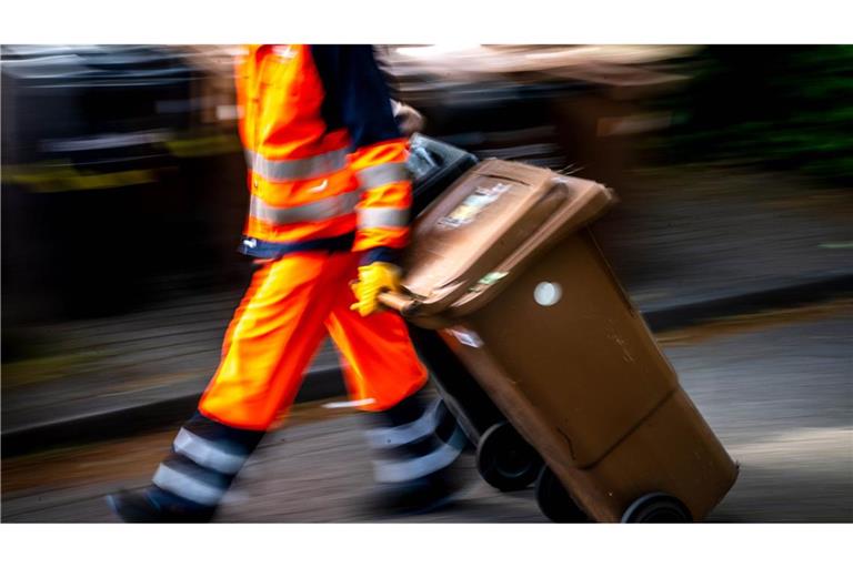 Die Haushalte in Baden-Württemberg müssen im laufenden Jahr für die Entsorgung ihres Mülls erneut tiefer in die Tasche greifen. (Symbolbild)