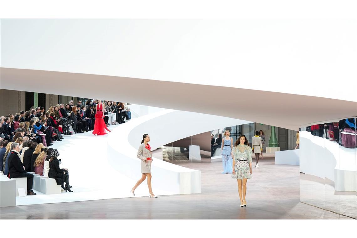 Chanel feiert 110 Jahre Haute Couture Die Haute-Couture-Kollektion spielte mit vielen Referenzen auf die Geschichte Chanels an.