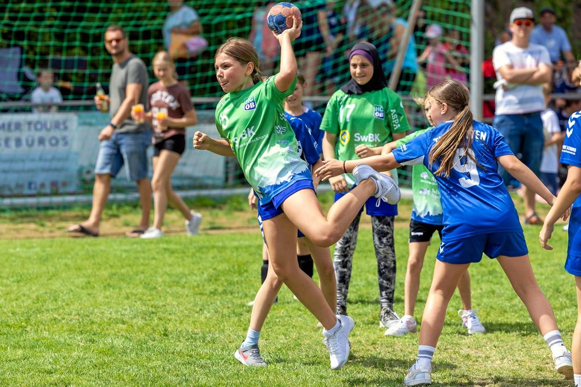 Auf neun Feldern geht bei den Handball-Sporttagen des HCOB die Post ab Die HCOB-D-Mädels um Frieda Förster (am Ball) haben sich als Gastgeber gut geschlagen. Foto: Alexander Becher