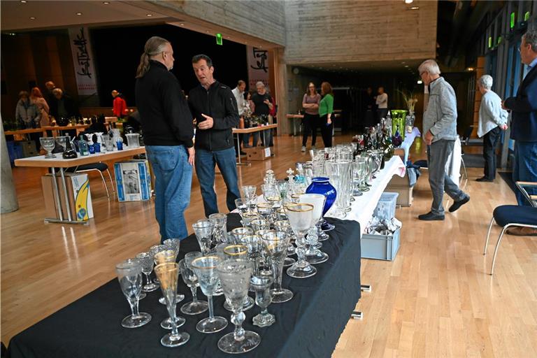 Gläserne Kleinode erzählen Geschichte(n) Die helle Murrhardter Festhalle setzt die gläsernen Ausstellungsstücke in Szene. Fotos: Elisabeth Klaper