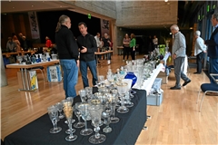Die helle Murrhardter Festhalle setzt die gläsernen Ausstellungsstücke in Szene. Fotos: Elisabeth Klaper