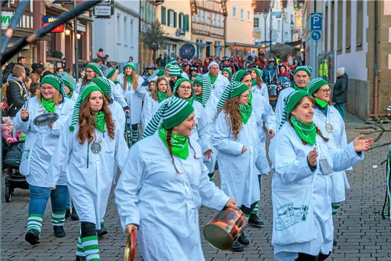 Die Hemdglonker machen sich am schmotzigen Donnerstag wieder auf, um das Murrhardter Rathaus zu stürmen. Foto: Stefan Bossow