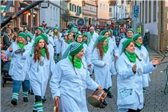 Die Hemdglonker machen sich am schmotzigen Donnerstag wieder auf, um das Murrhardter Rathaus zu stürmen. Foto: Stefan Bossow