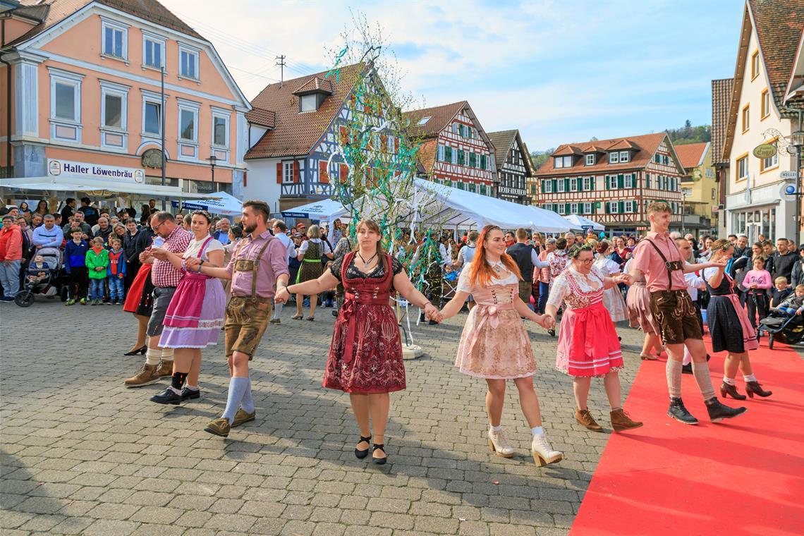 „Gugg in den Mai“ und Maifest auf dem Marktplatz Die Henderwäldler trumpfen am 30. April wieder mit ihrem Maitanz auf. Foto: Stefan Bossow