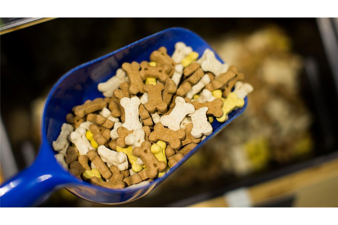 Tierfutter seit 2020 mehr als ein Drittel teurer Die Hersteller von Tierfutter waren in den vergangenen Jahren ebenfalls mit steigenden Kosten konfrontiert.