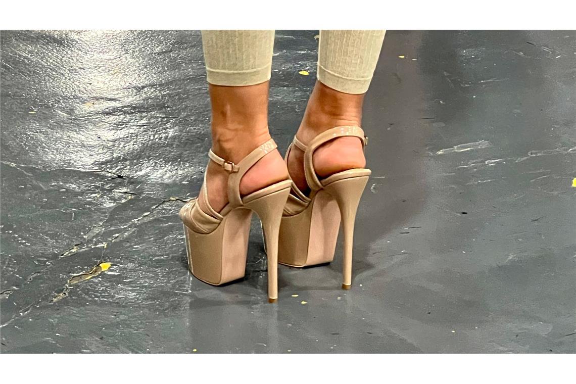 Miss Deutschland in Manila: Wo die Königinnen Laufen lernen Die High Heels, auf denen trainiert wird, sind 17 Zentimeter hoch.