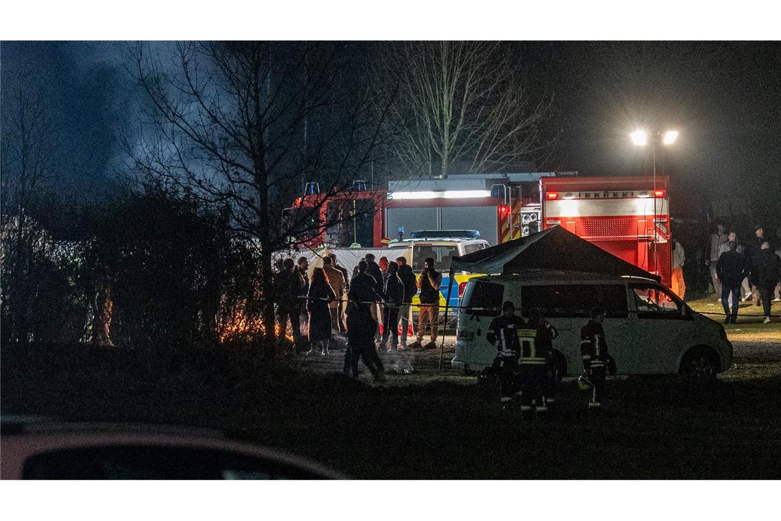 Zwei Tote bei zwei Feiern in Bayern - Täter weiter flüchtig Die Hintergründe des Streits blieben zunächst unklar.