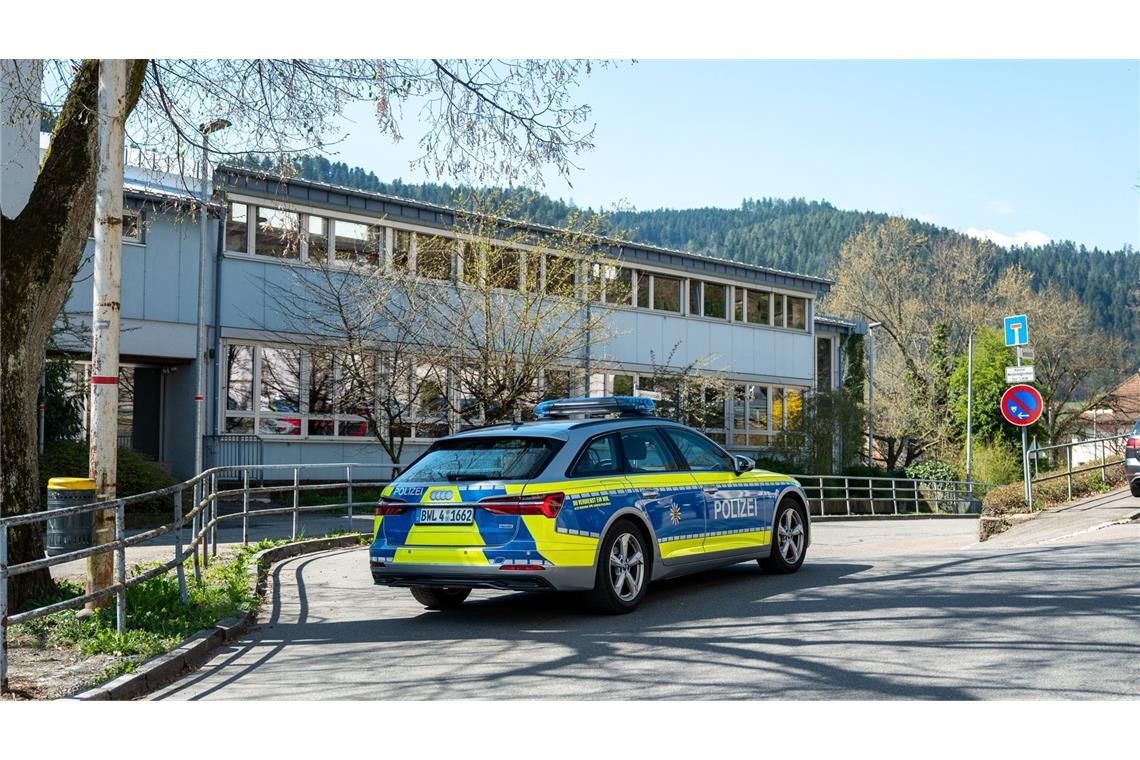 Die Hintergründe des Vorfalls und das Motiv des Mannes seien noch offen.