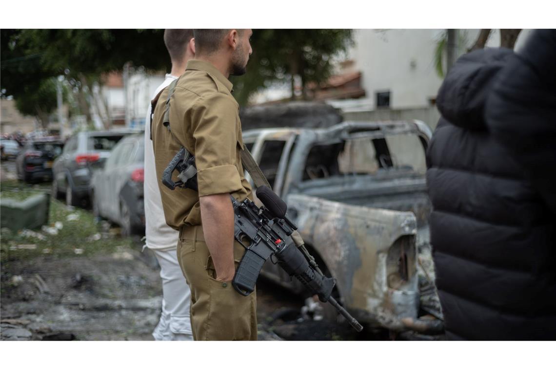 Medien: Israel will Waffenstillstand mit Hisbollah zustimmen Die Hisbollah feuert seit Beginn des Gaza-Kriegs Raketen auf Israel ab.