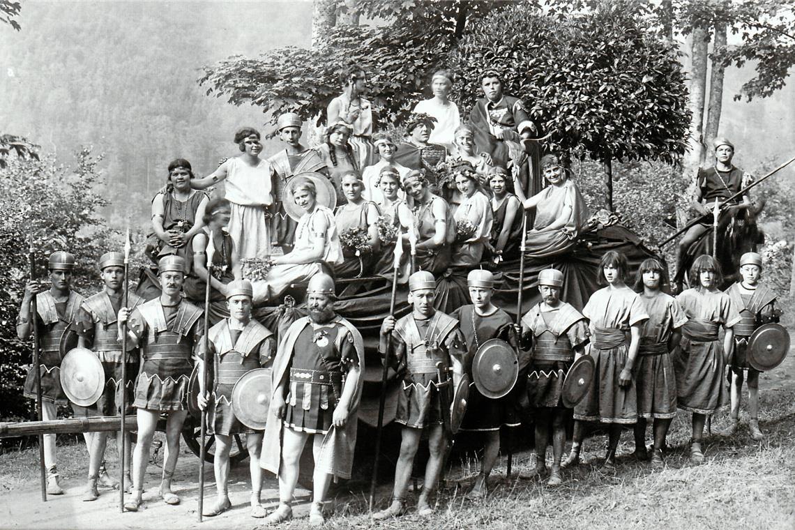 Freilichtspektakel als Zeichen der Zeit Die historische Aufnahme zeigt Frauen und Männer, die eine Römergruppe darstellten. Fotos: Archiv Carl-Schweizer-Museum