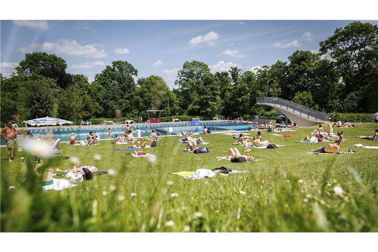 Die Hitze hält noch mindestens bis zum Wochenende an. Abkühlung gibt es beispielsweise im Freibad. (Archivbild)