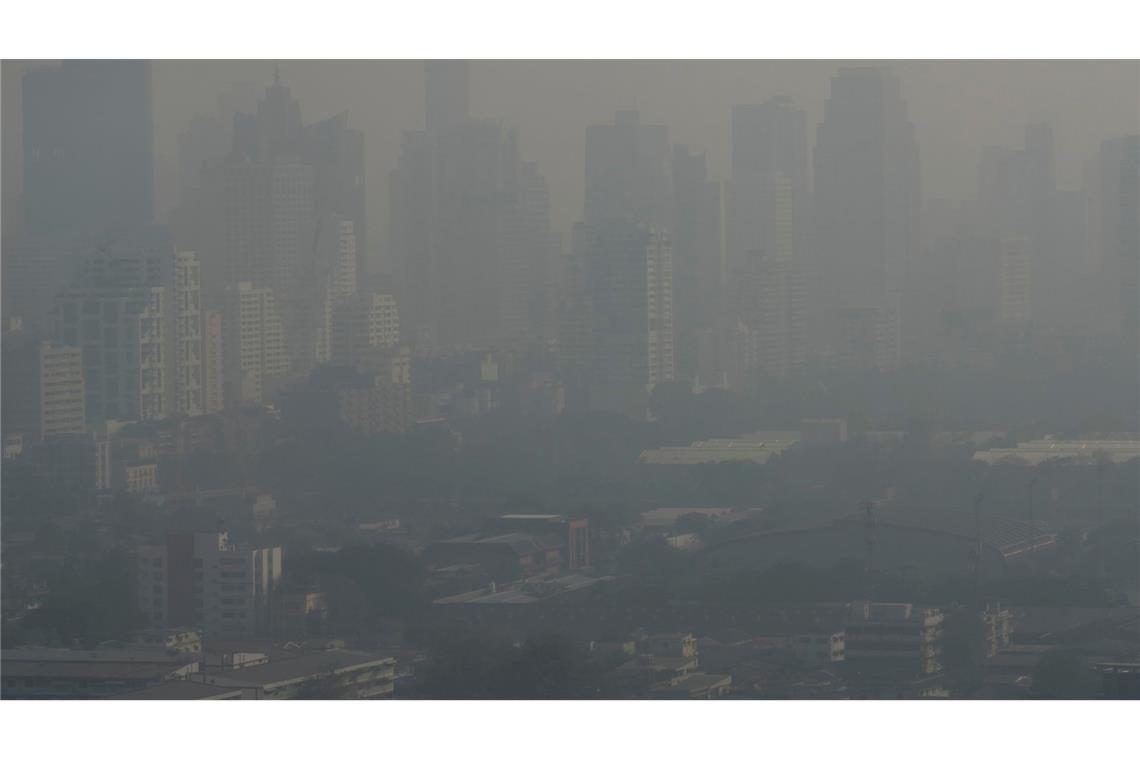 Extrem-Smog in Thailand: Schulen geschlossen Die Hochhäuser der Metropole sind wegen der Luftverschmutzung kaum sichtbar.