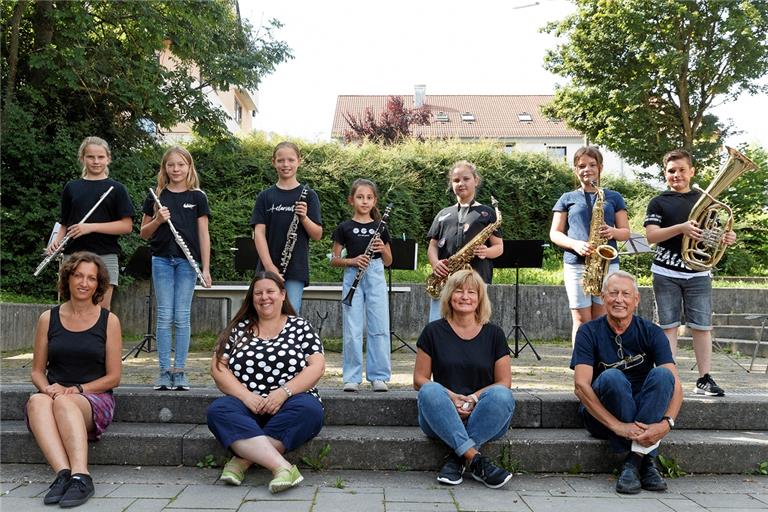 Die Höba Kids und ihre Begleiter: Marie, Leonie, Begüm, Sina, Sophia, Sofia und Noah (hinten von links) mit Musikschulleiterin Judith-Maria Matti, Rektorin Melanie Luithardt, Andrea Eitel, Dozentin der Stadtkapelle und Mitarbeiterin an der Schule, und Georg-Werner Hermann, Dozent an der Musikschule Schwäbischer Wald/Limpurger Land (vorne von links). Foto: J. Fiedler