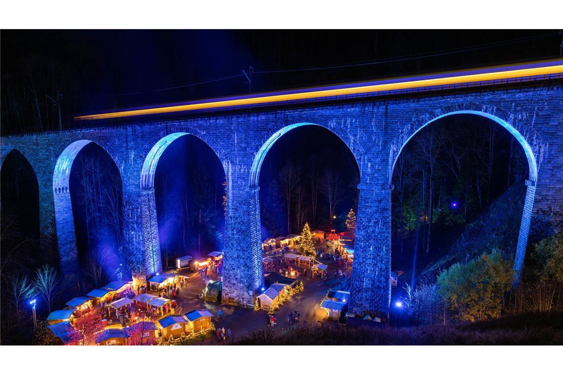 Weihnachtsmarkt in Schwarzwaldschlucht ausverkauft Die Höllentalbahn fährt über das Viadukt der Ravennaschlucht, während der Weihnachtsmarkt stattfindet.