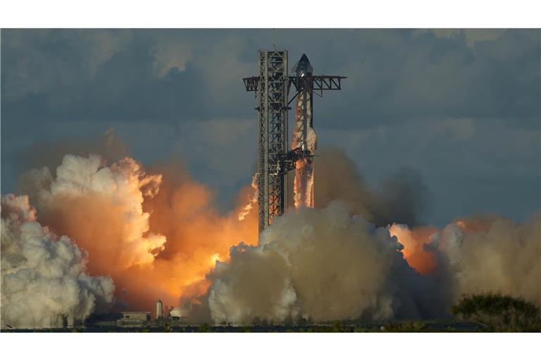 Die hohen Kosten für die Entwicklung der Riesen-Rakete Starship tragen zu den Verlusten von SpaceX bei. (Archivbild)
