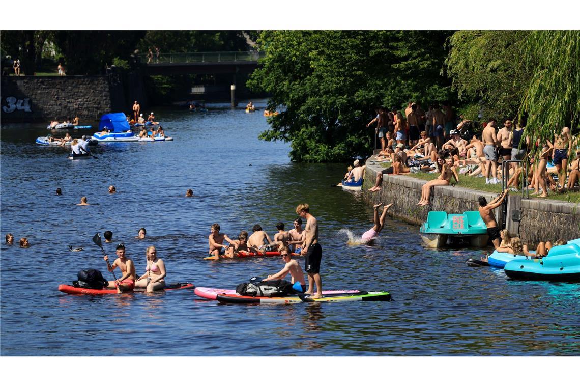 Heißer Sonntag erwartet - Waldbrandgefahr steigt Die hohen Temperaturen werden auch am Sonntag viele Menschen ans Wasser ziehen.