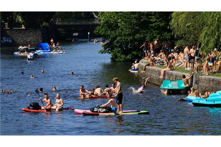 Die hohen Temperaturen werden auch am Sonntag viele Menschen ans Wasser ziehen.