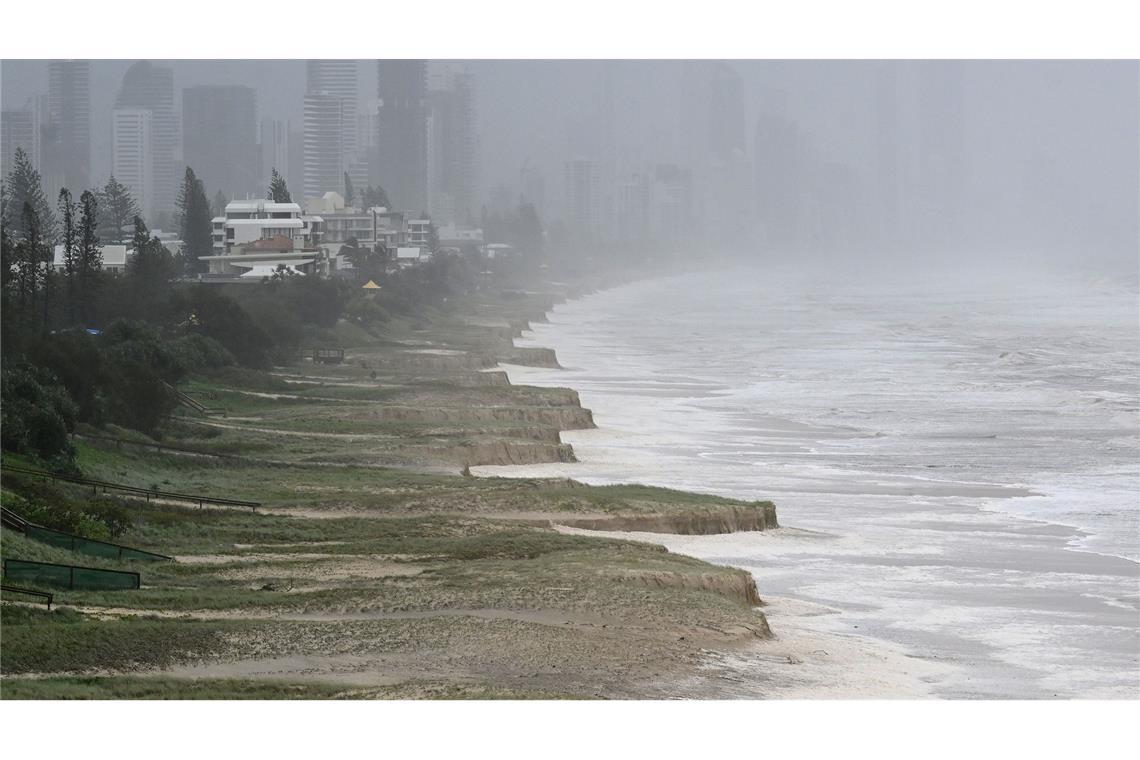 Heftiges Unwetter trifft Australiens Ostküste Die hohen Wellen zerstörten bei Touristen beliebte Strände an der Gold Coast.