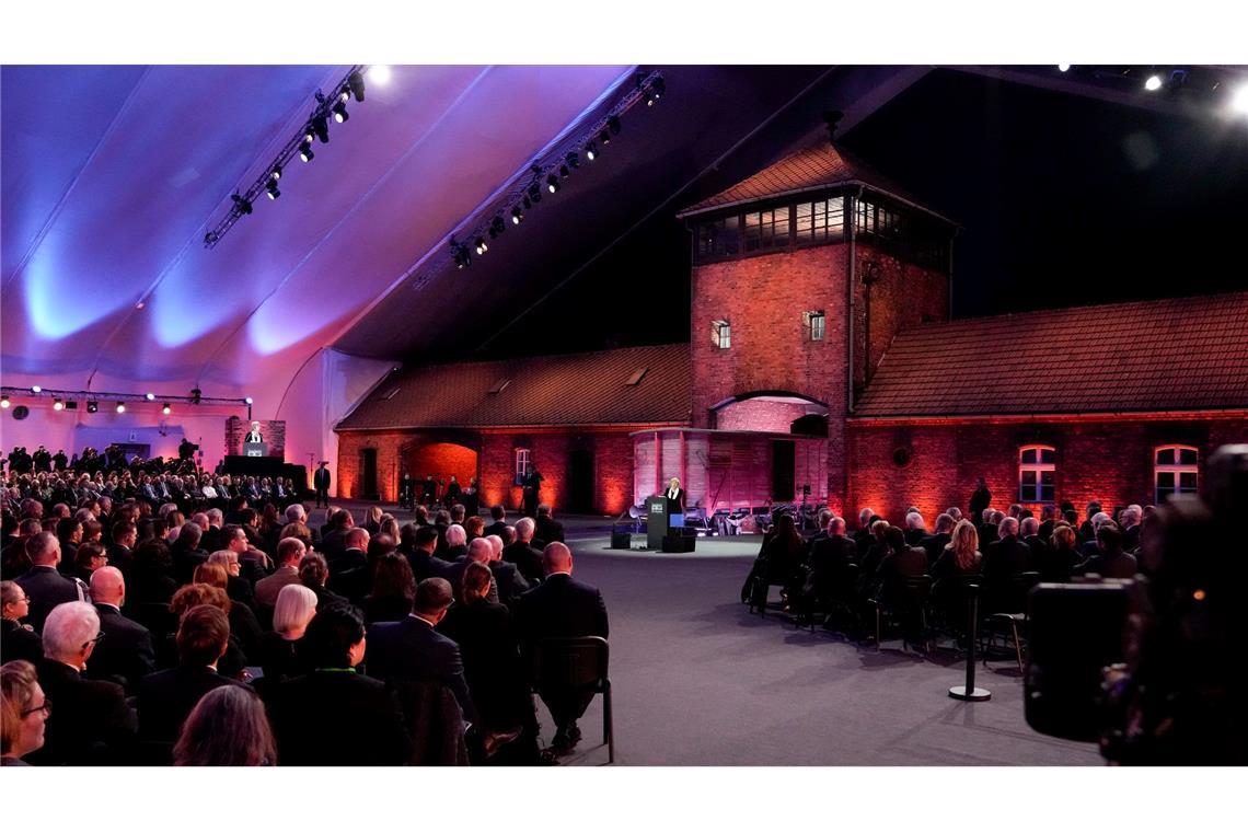 Auschwitz-Überlebender: Widersetzt euch Verschwörungsmythen Die Holocaust-Überlebende Tova Friedman spricht bei Gedenkfeier zum 80. Jahrestag der Befreiung des ehemaligen deutschen Konzentrations- und Vernichtungslagers Auschwitz-Birkenau. (Foto aktuell)