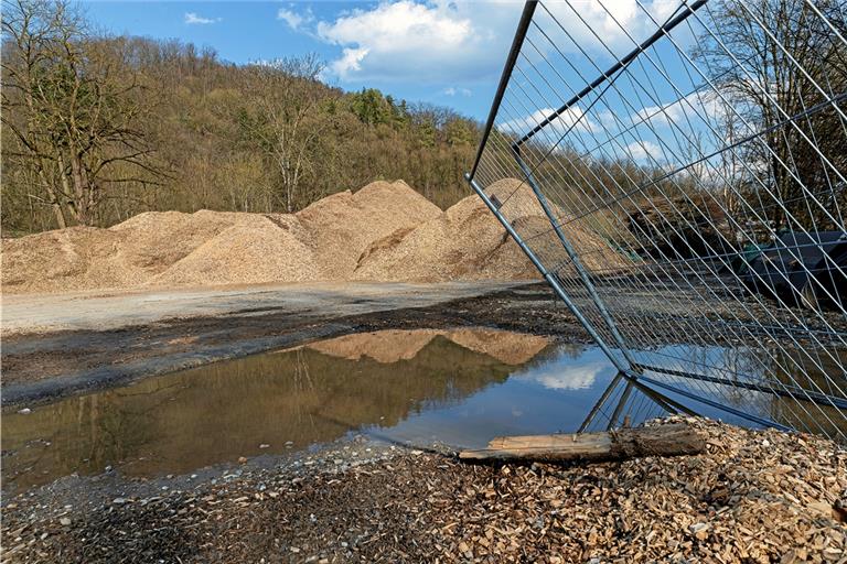 Die Holzhackschnitzel werden in der Murrhardter Froschgrube im Freien gelagert, was einige Stadträte kritisch sehen. Zum einen sind sie Niederschlägen ausgesetzt, zum anderen kann bei Regen Gerbsäure in den Boden gelangen, so die Bedenken. Durch die zunehmenden Holzschäden in den Wäldern ist allerdings auch der Lagerbedarf größer geworden. Foto: J. Fiedler