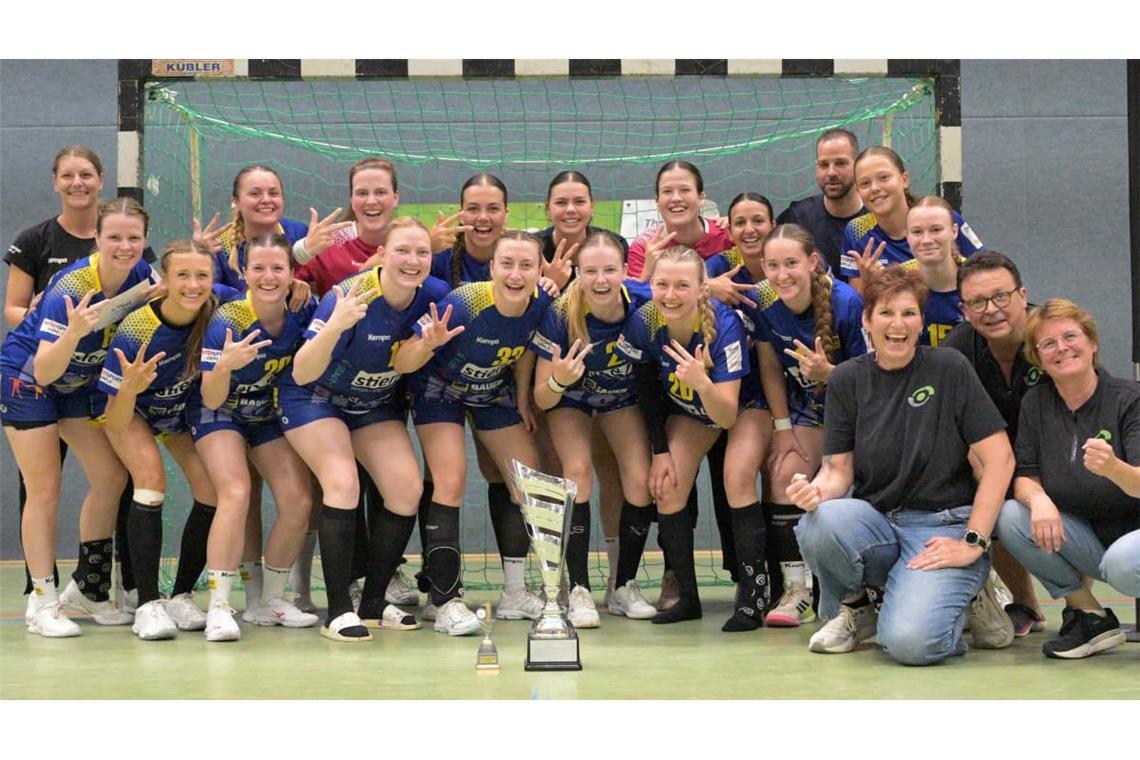 Die HSG-Mannschaft nach dem Turniersieg in Köngen. Hinten von links: Trainerin Mona Binder, Lara Kreideweiß, Franziska Lieb, Melina Lomuscio, Marlene Kriessler, Luisa Thellmann, Lea Allmendinger, Trainer Benjamin Schwarz, Jorina Schade. Vorne von links: Katharina Seiter, Leonie Strack, Laura Dobler, Marie Elsäßer, Svenja Biehl, Julia Rienhard, Helena Amor, Muriel Vohl, Paula Kraft. 