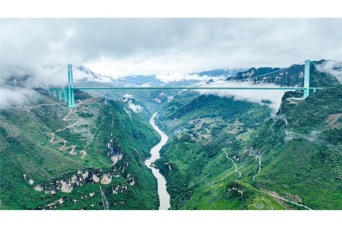 Weltweit höchste Brücke in China eröffnet Die Huajiang Grand Canyon Bridge erreicht laut chinesischen Staatsmedien eine Höhe von bis zu 625 Metern.
