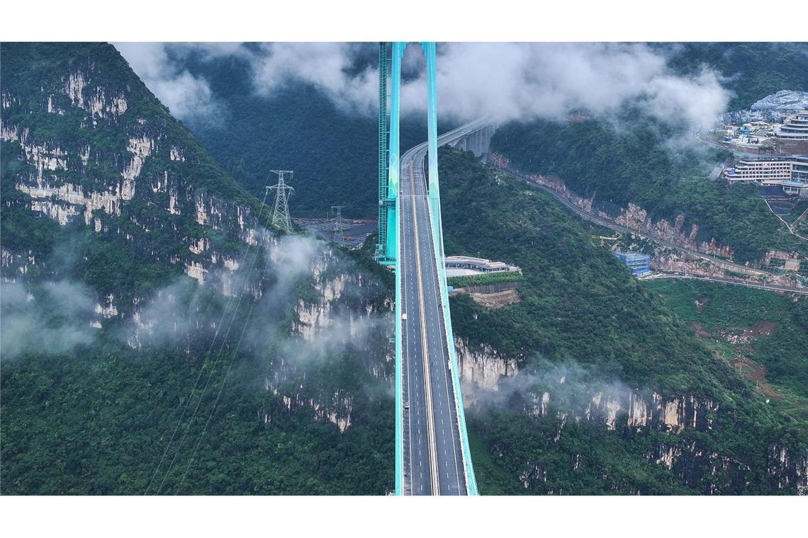 Weltweit höchste Brücke in China eröffnet Die Huajiang Grand Canyon Bridge erreicht laut chinesischen Staatsmedien eine Höhe von bis zu 625 Metern.