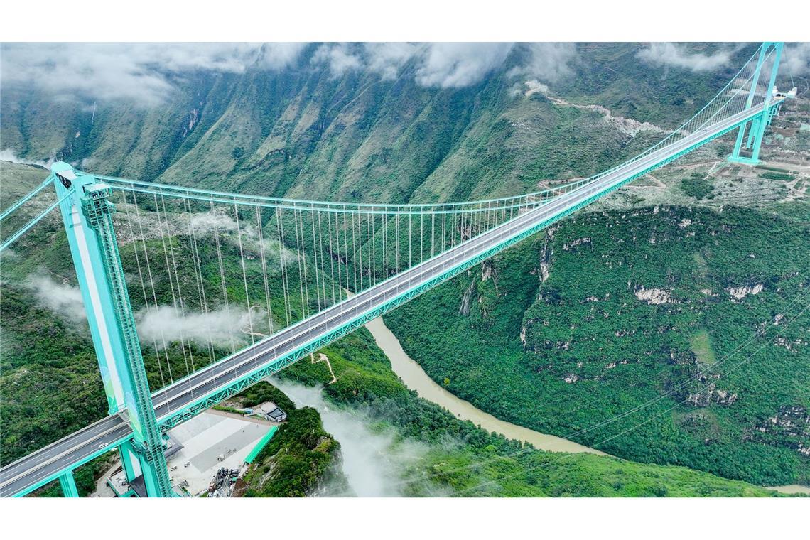 Weltweit höchste Brücke in China eröffnet Die Huajiang Grand Canyon Bridge erreicht laut chinesischen Staatsmedien eine Höhe von bis zu 625 Metern.
