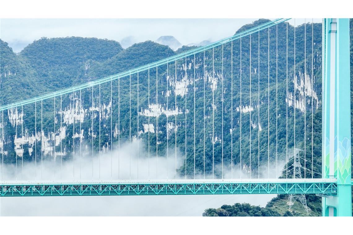 Weltweit höchste Brücke in China eröffnet Die Huajiang Grand Canyon Bridge erreicht laut chinesischen Staatsmedien eine Höhe von bis zu 625 Metern.