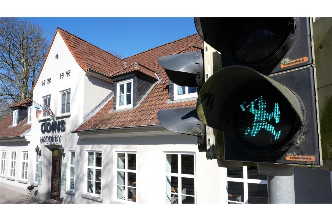 Wikingerampelmännchen regeln den Verkehr bei Haithabu Die Idee stammt aus Dänemark, wo es ebenfalls eine Wikingerampel gibt.