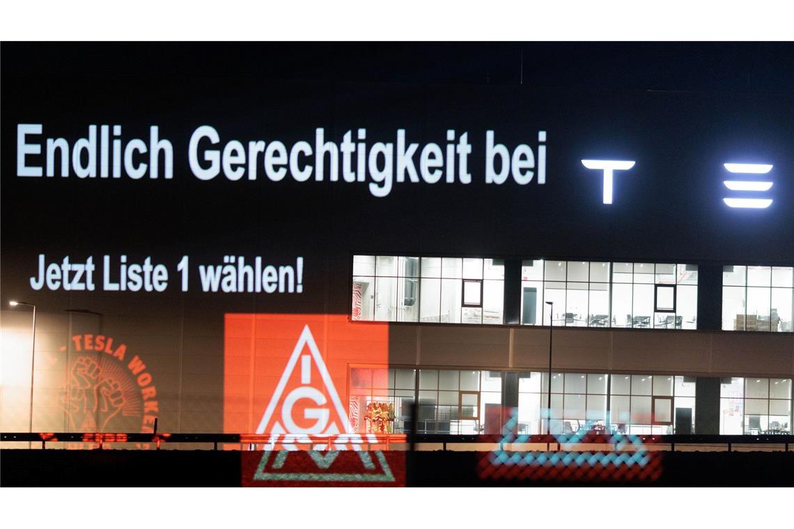 Die IG Metall Berlin-Brandenburg-Sachsen setzt sich für einen Tariflohn bei Tesla in Grünheide ein, den die Werksleitung ablehnt.