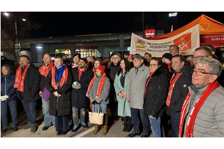 Die IG Metall protestierst vor dem Bosch-Werk Feuerbach und erhält Unterstützung – auch von Landesverkehrsminister Winfried Hermann (vorne, 4 v.r.).