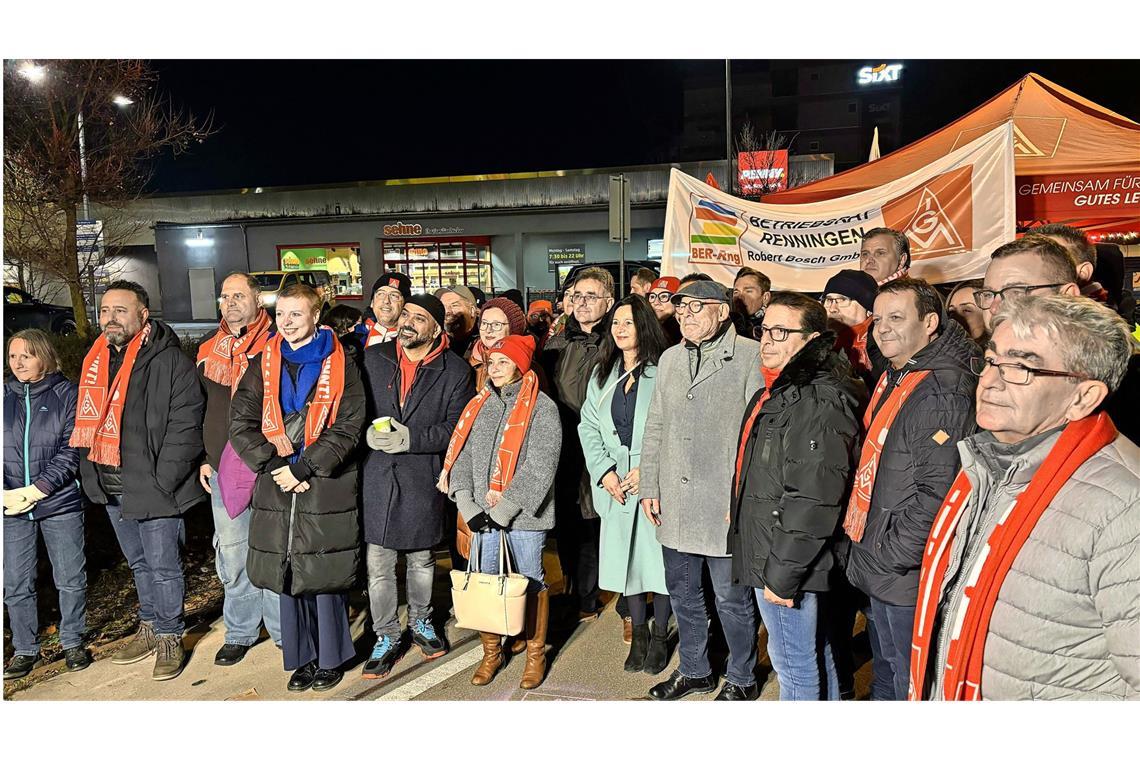 Die IG Metall protestierst vor dem Bosch-Werk Feuerbach und erhält Unterstützung – auch von Landesverkehrsminister Winfried Hermann (vorne, 4 v.r.).