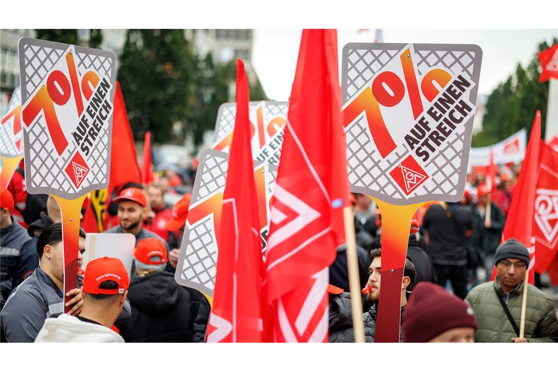 IG Metall macht weiter mit Warnstreiks Die IG Metall setzt ihre Warnstreiks zu Beginn der neuen Woche in mehreren Bundesländern fort. (Archivbild)