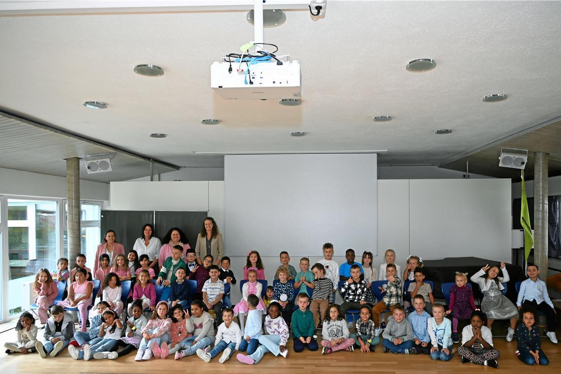 Mit einem Festtag beginnt das Schülerleben Die im Nägelesaal versammelte 1a, b und c der Walterichschule mit den Klassenlehrerinnen (hinten von links) Lena Kreder, Manuela Ziegler, Katja Bienert und Kerstin Kander.