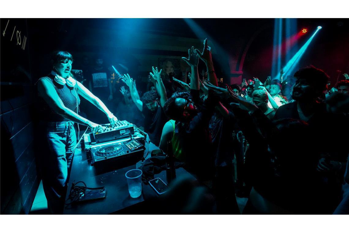 Rave in Damaskus - Syrien will tanzen Die in Berlin lebende DJ Nuria legt in Damaskus auf.