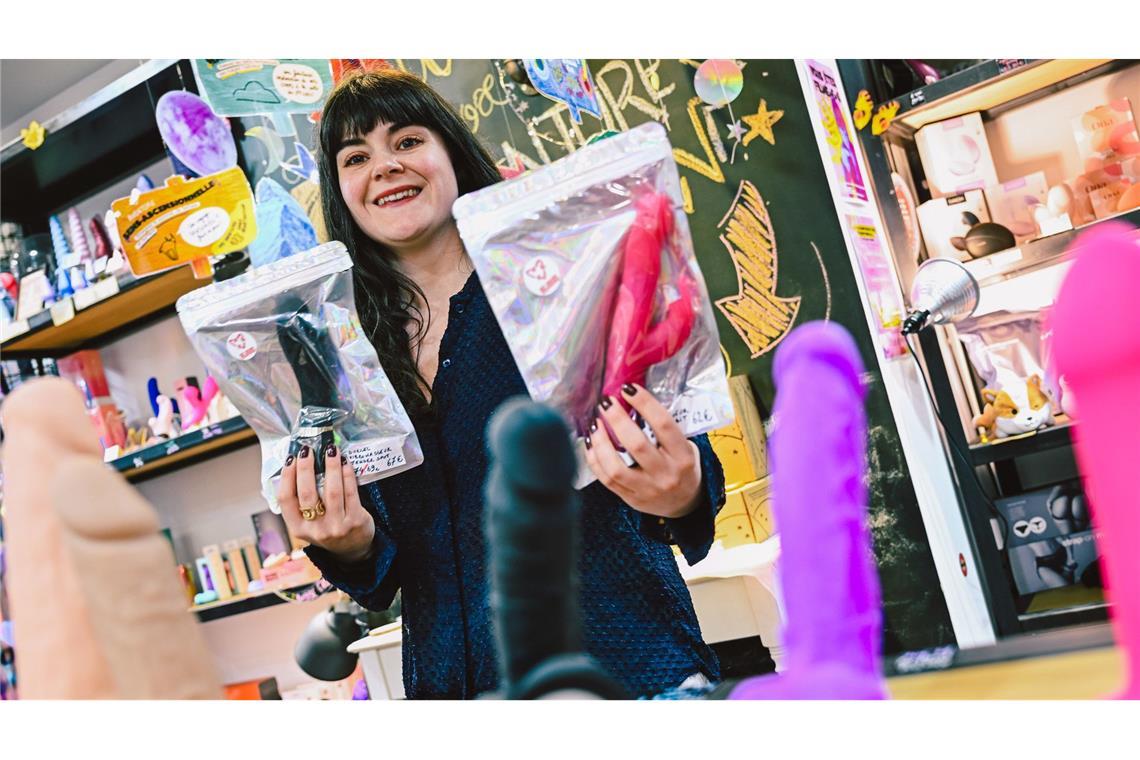 Sexshop verkauft Secondhand Sex-Toys Die Inhaberin Adèle Roy verkauft seit rund fünf Jahren Sexspielzeug – nun auch Second-Hand in ihrem kleinen Laden in Straßburg.
