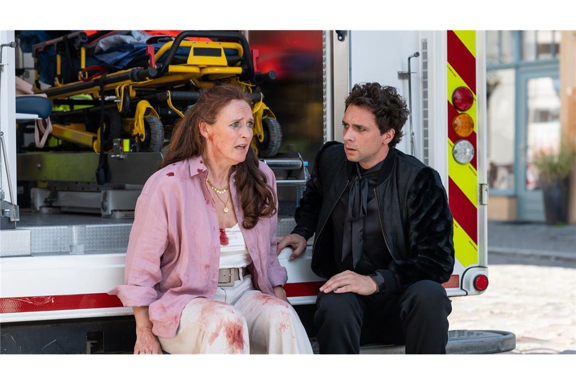 Die Inhaberin Bettina Michalski (Deborah Kaufmann) steht noch völlig unter Schock, als Ross sie befragt.