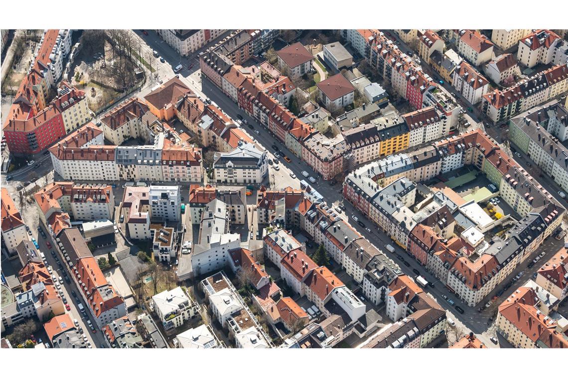 Wenn hohe Wohnkosten Mieter in die Armut treiben Die Innenstadt von München, fotografiert aus einem Hubschrauber.