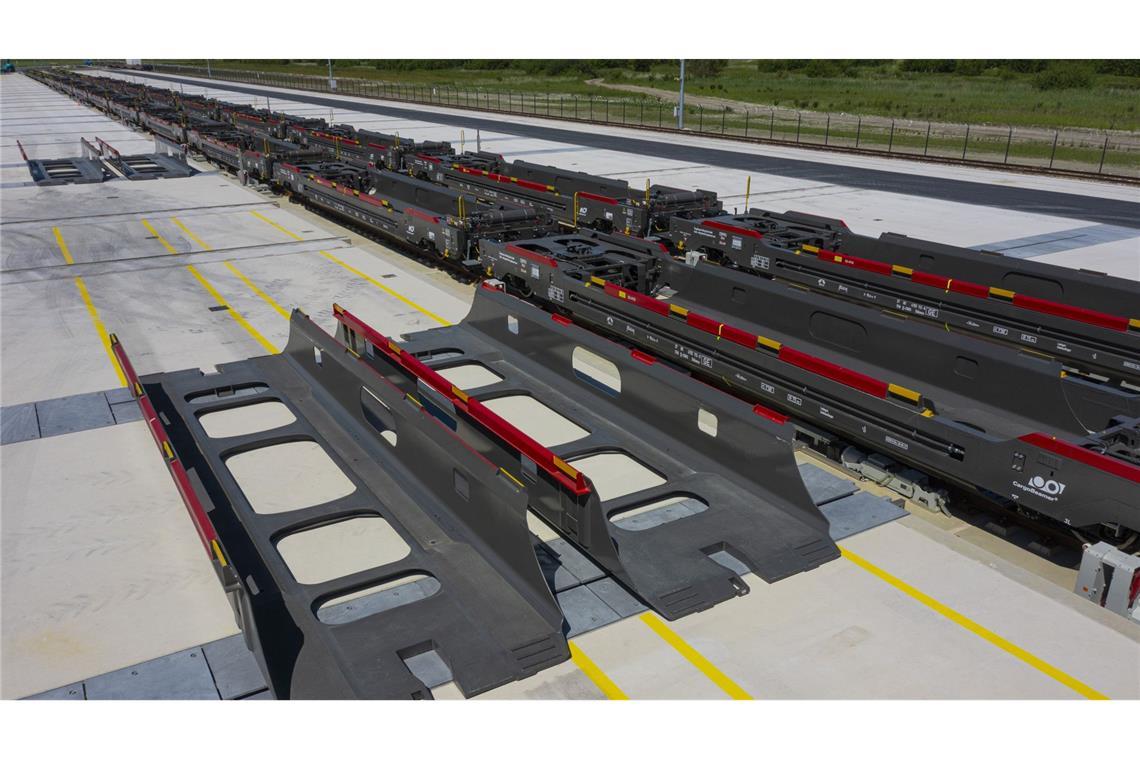 Wie man in Kornwestheim Containern über die Alpen hilft Die innovative Ladetechnik von Cargobeamer: Wannen, die jeden beliebigen LKW-Aufleger verladbar machen.