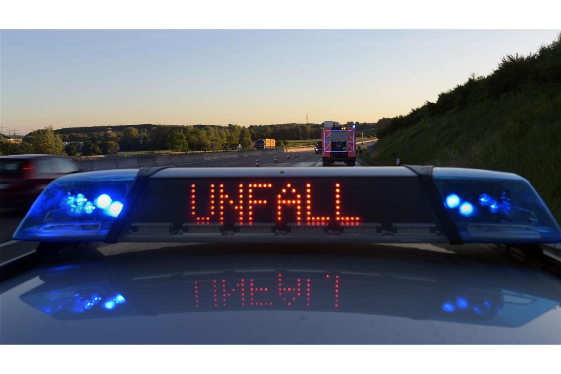 Auto überschlägt sich auf A6 nahe Hockenheim Die Insassen des Wagens kamen mit leichten Verletzungen davon. (Symbolbild)